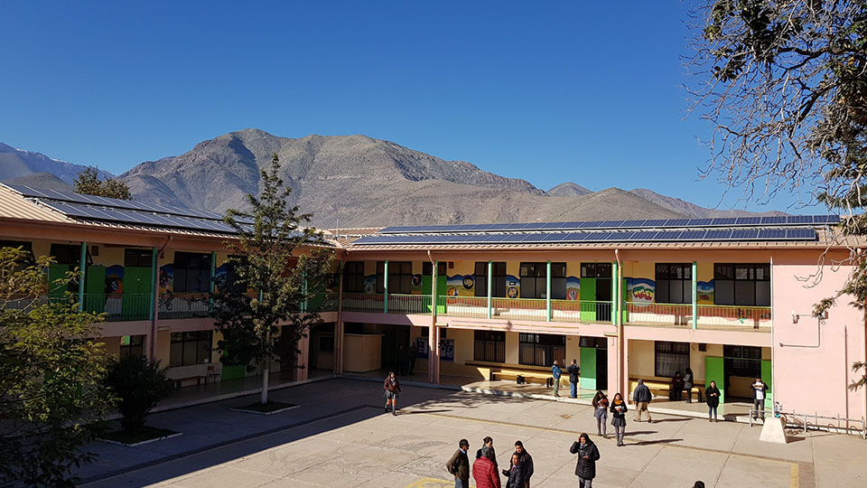 Sistema Fotovoltaico sobre techo inclinado, Liceo Carlos Mondaca, Vicuña