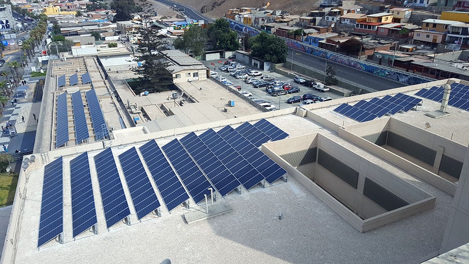 Sistema Fotovoltaico inclinado sobre techo plano, Hospital Arica, I Región