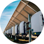 inversores solares debajo de instalación fotovoltaica